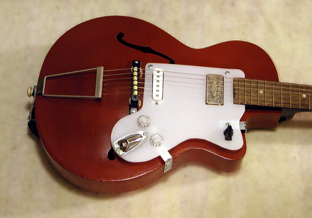Vinröd gitarr