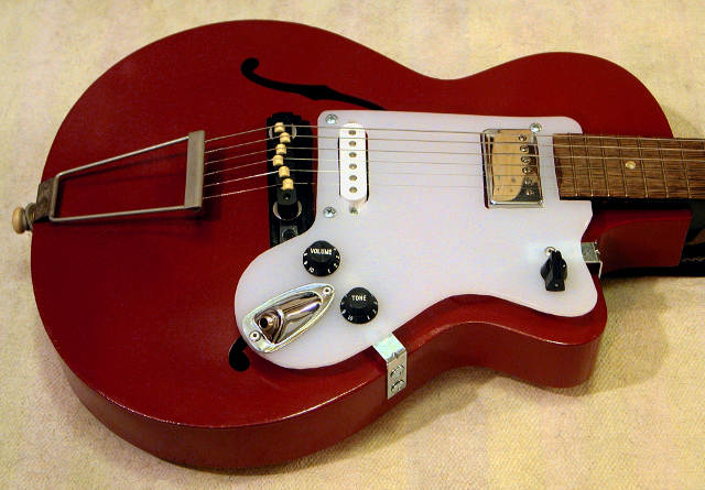 Vinröd gitarr